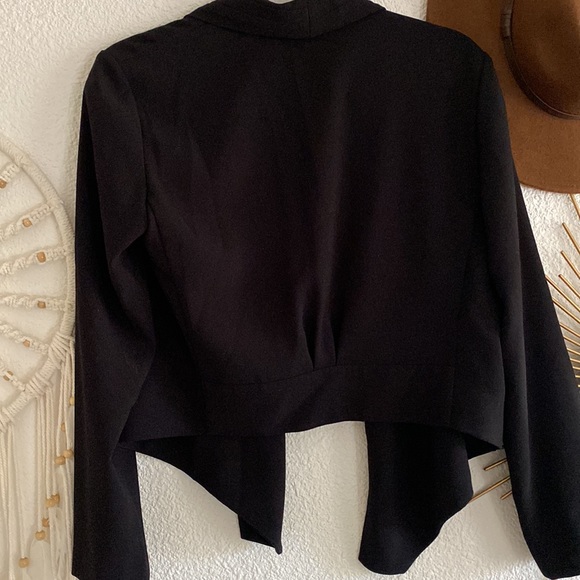 EUC TAHARI Cropped Black Blazer-Petite Small - Picture 3 of 3